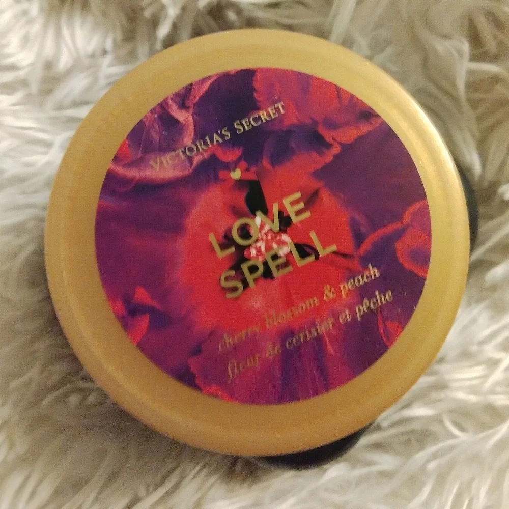 🆕SEALED🆕️ Victoria's Secret Love Spell Softening Body Polish